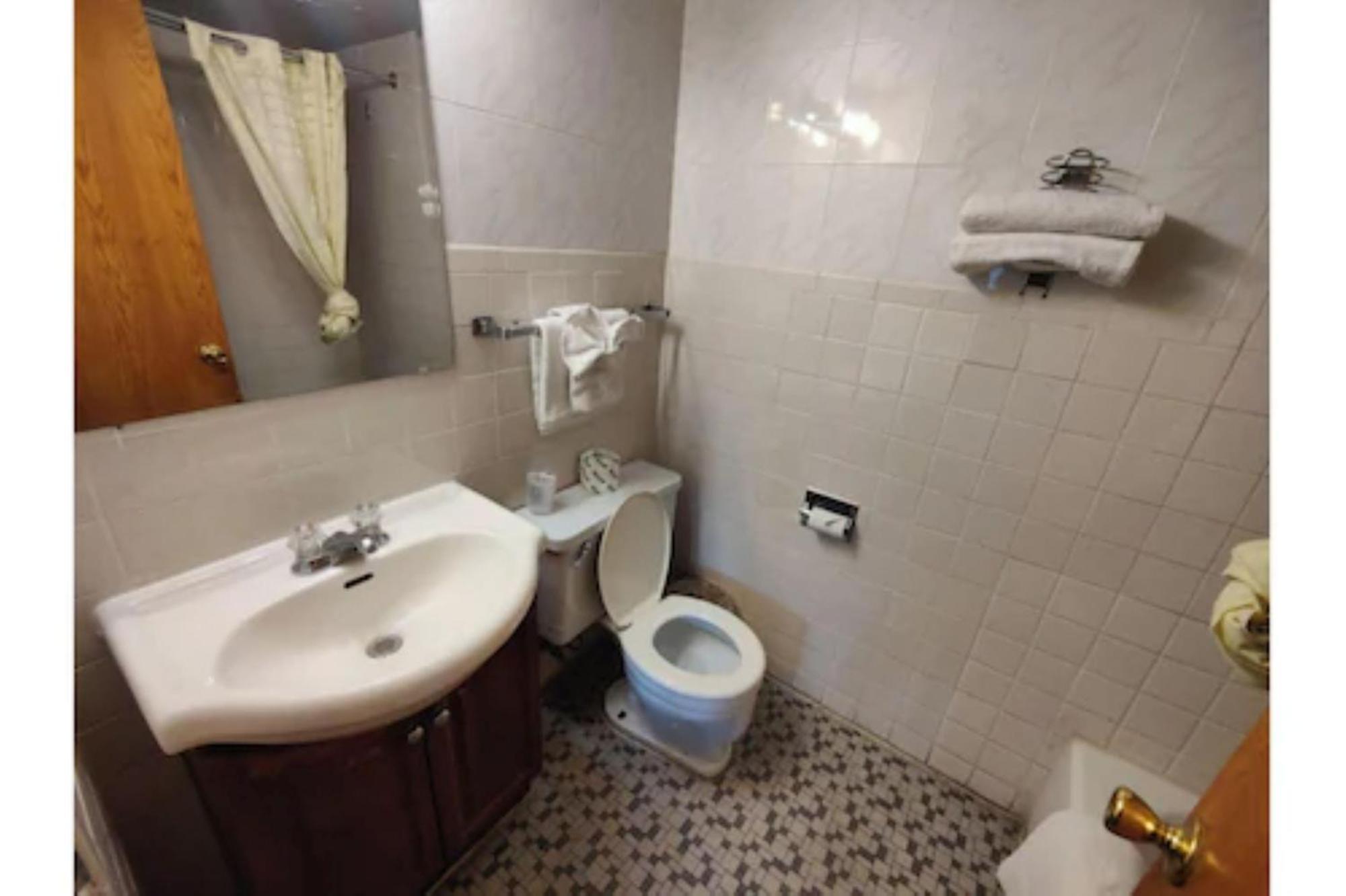 Oyo Hotel Edgebrook Chicago North Shore ภายนอก รูปภาพ