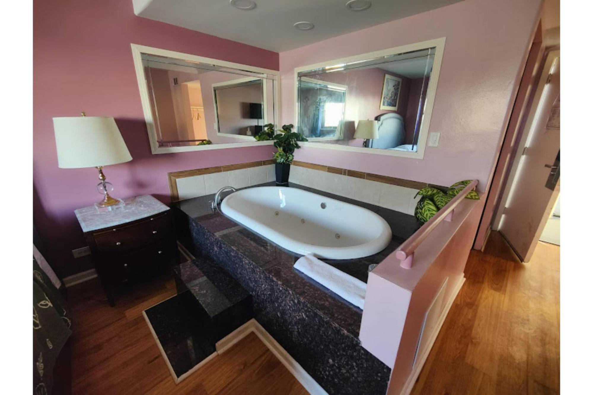 Oyo Hotel Edgebrook Chicago North Shore ภายนอก รูปภาพ
