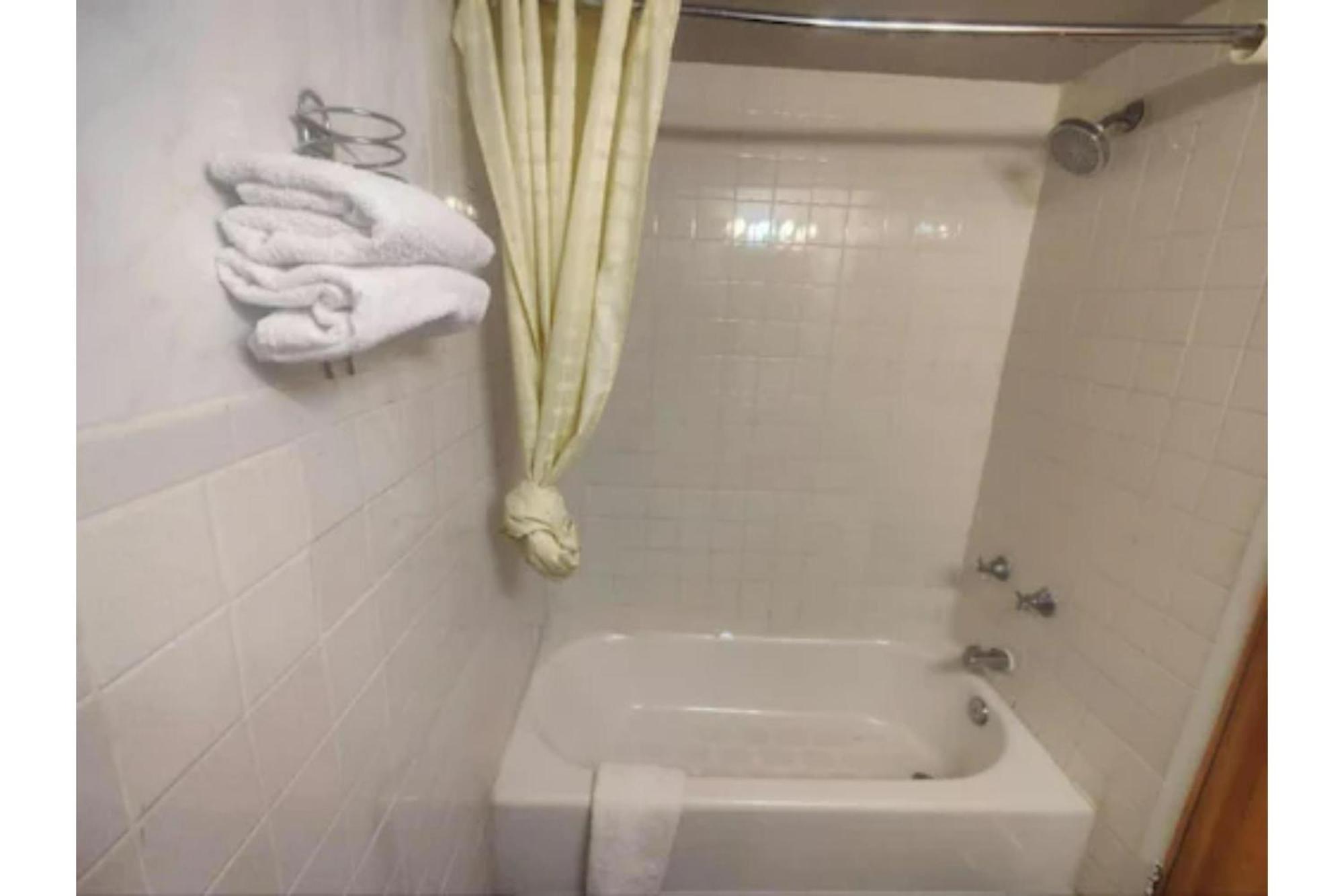 Oyo Hotel Edgebrook Chicago North Shore ภายนอก รูปภาพ