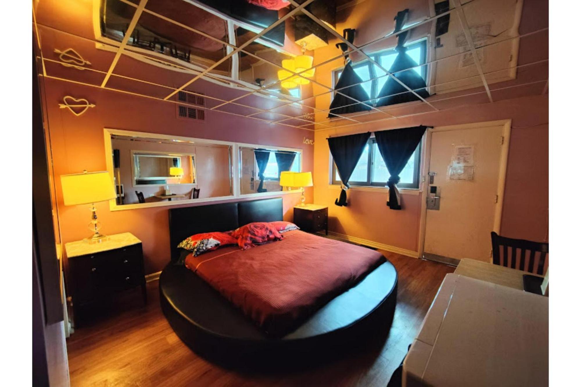 Oyo Hotel Edgebrook Chicago North Shore ภายนอก รูปภาพ